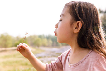 可爱<strong>的</strong>女孩在户外