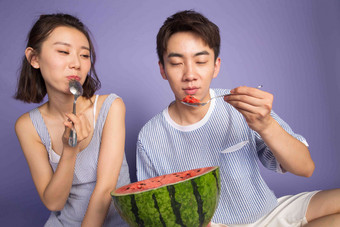 时尚青年西瓜饮食户内女朋友