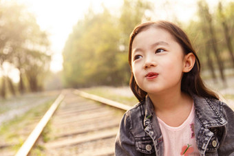 可爱的女孩户外摄影学龄前儿童写实摄影