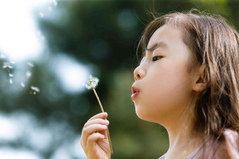 可爱的女孩户外放松生活方式清晰摄影