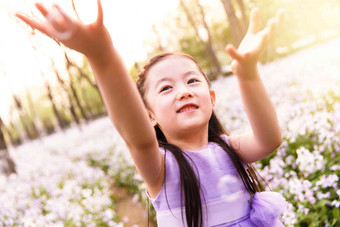 可爱的小女孩在户外