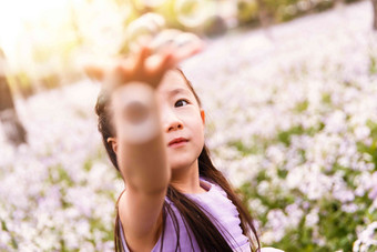 户外可爱休闲生活方式仅女孩写实照片