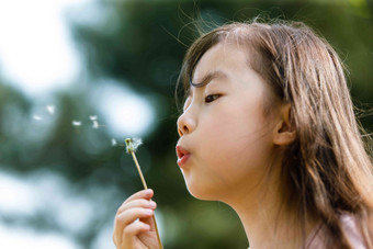 可爱的女孩户外自然生活方式郊游清晰摄影图