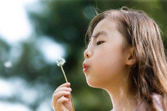 可爱的女孩户外关爱健康生活方式吹照片