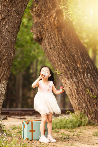 可爱的女孩<strong>户外</strong>中国玩具度假写实摄影图