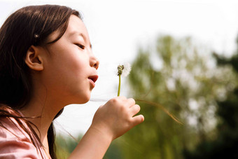 可爱的女孩户外东方人