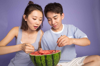 青年男女吃西瓜中国写实相片