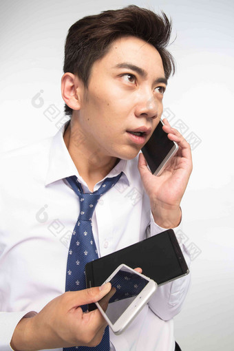商务电话中国衬衫领带情绪压力写实场景