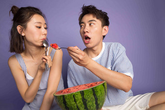 青年男女吃西瓜背景分离高质量素材