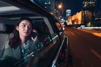 车内的青年商务女人拨打电话亚洲人高清图片