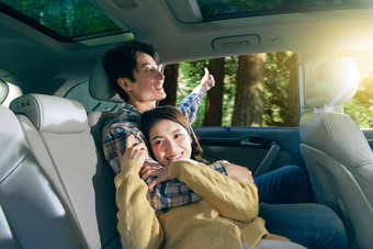 车内的幸福伴侣车窗氛围图片
