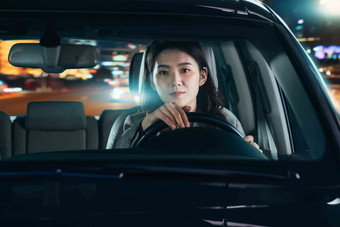 夜晚驾驶<strong>汽车</strong>的青年女人