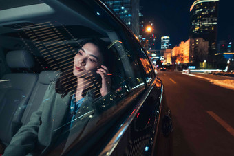 车内的青年商务女人拨打电话交通工具写实影相