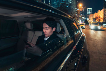 车内的青年商务男人使用手机轿车氛围镜头