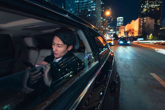车内的青年商务男人使用手机东亚高质量素材