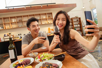 年轻夫妇用餐青年夫妇住宅房间智能手机