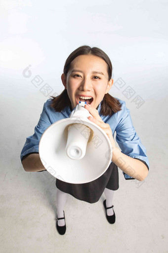 复古<strong>青年</strong>女人使用扩音器