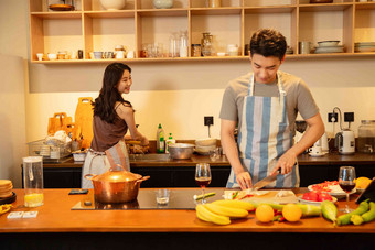 青年夫妇<strong>厨房</strong>家务彩色图片摄影