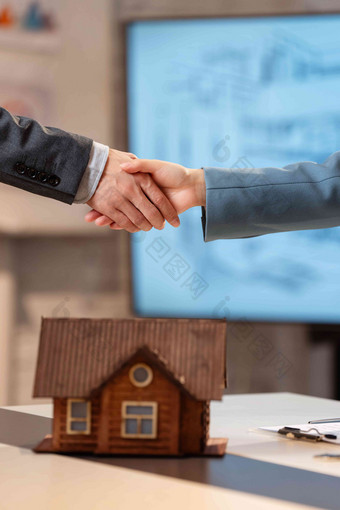 房地产销售和顾客握手