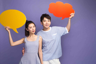 时尚青年男女举着对话框中国人图片