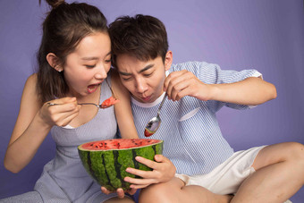 青年男女吃西瓜人清晰素材