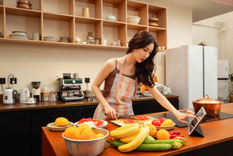 青年女人在家做饭