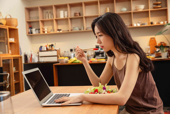 青年女人<strong>居家办公</strong>青年人写实场景