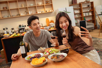 年轻夫妇用餐餐具酒杯手机高端素材