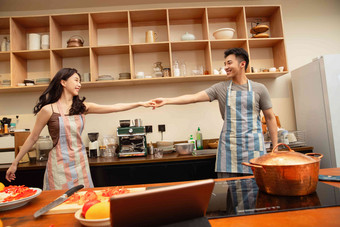 青年夫妇在家边做饭边跳舞东方人高端拍摄