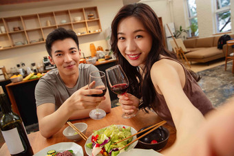 年轻夫妇用餐情侣家中国照片