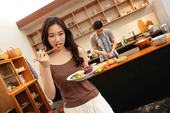 青年夫妇饮食餐具活力氛围摄影图