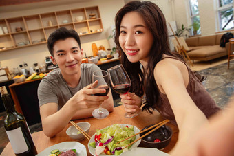 年轻夫妇用餐男人晚餐乐趣高端摄影图