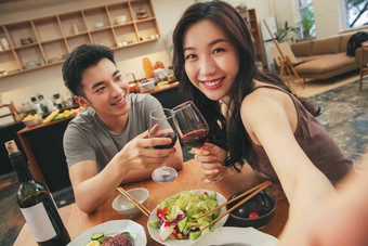 年轻夫妇用餐男人餐桌亚洲