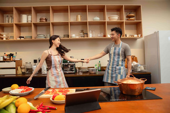 青年夫妇在家边做饭边跳舞青年高质量照片