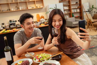 年轻夫妇用餐情侣晚餐城市生活