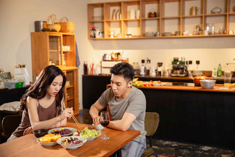 年轻夫妇用餐营养住宅房间青年男人写实镜头