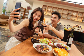 年轻夫妇用餐膳食午餐相伴氛围摄影