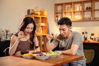 年轻夫妇用餐营养家青年人高端素材