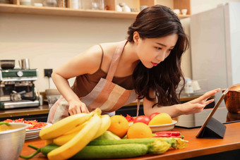 青年女人在家做饭家居服氛围相片