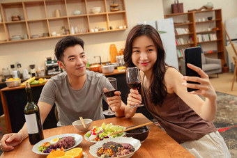 年轻夫妇用餐男人丰盛东亚高端照片