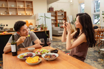 年轻夫妇用餐情侣住宅房间健康食物高端摄影