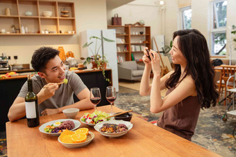 年轻夫妇在家用餐