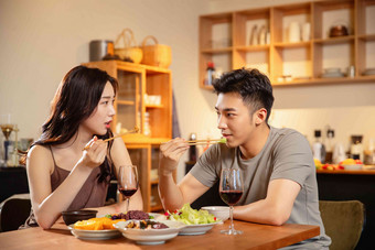 年轻夫妇用餐浪漫酒杯爱