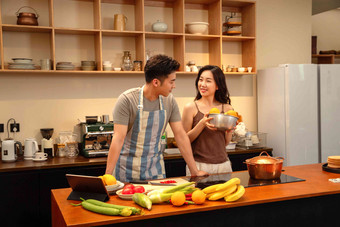 青年夫妇<strong>厨房</strong>住宅房间东亚摄影图
