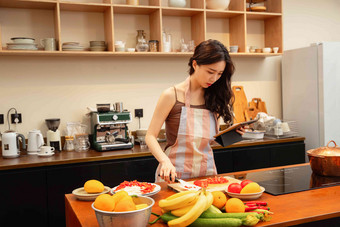 青年女人在家做饭东方人写实图片