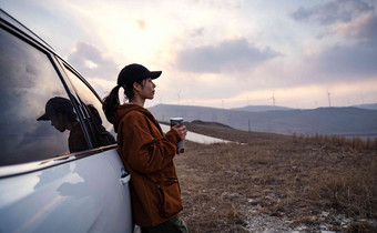 年轻女人地形季节风光清晰照片