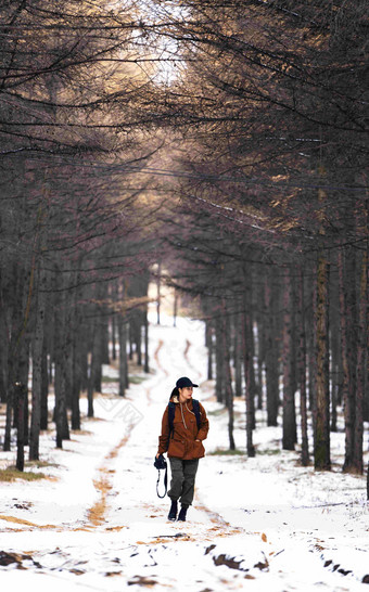 年轻女子户外拍摄美景步<strong>行清</strong>晰镜头