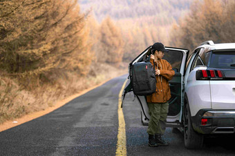 徒步<strong>旅行</strong>的年轻女子搭车