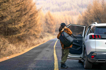 徒步旅行的年轻女子搭车