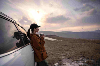 年轻女人<strong>自驾</strong>游